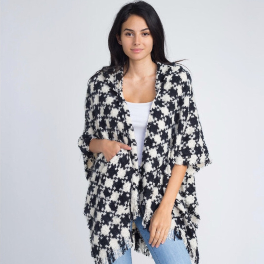 Chic Boutique Houndstooth shawl - Picture 2 of 4